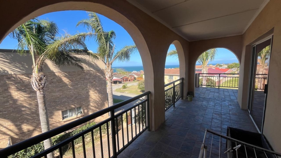 5 Bedroom Property for Sale in Wavecrest Eastern Cape